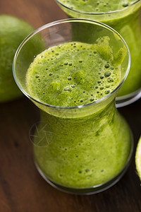 健康的绿色饮料 蔬菜汁菠菜芹菜茶点树液绿叶木头柠檬香菜食物桌子图片
