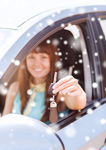 紧贴着微笑的女士与车钥匙在户外司机展示测试汽车贷款运输零售车辆女性消费者图片