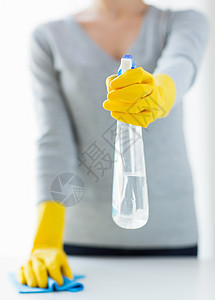 妇女用布料打扫干净的桌子房间手套家庭喷雾器仆人洗涤洗涤剂卫生喷涂清洁剂图片
