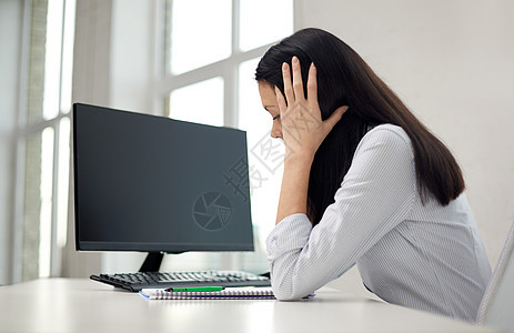 带着电脑和笔记本的悲伤女人商业企业家思维广告失败危机教育女性痛苦课堂图片