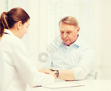 测量血压的女医生或女护士高血压女士有氧运动诊断保健病人专家检查程序药品图片