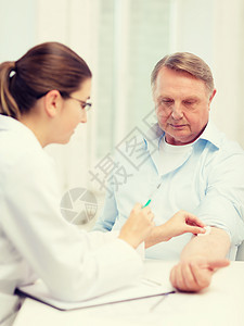 注射给老人的女医生专家访问女士麻醉情况剂量成人药物老年护士图片