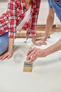 一对用胶水抹墙纸的夫妇刷子妻子维修房间工作工具公寓女性装潢地面图片