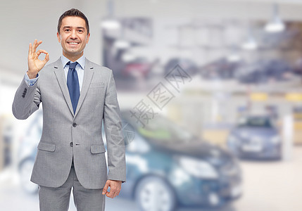在汽车展或汽车沙龙时快乐的男人销售运输拉丁车辆代理人客户店铺商务商业套装图片