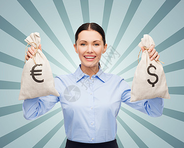 持有美元和欧元袋袋的女商务人士蓝色女孩货币女士快乐优胜者经济人士彩票投资图片