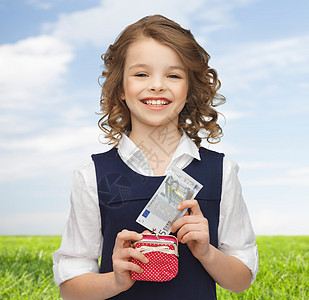 带着钱包和纸钱的快乐女孩机构银行财政储蓄财富现金青春期蓝色笔记天空图片