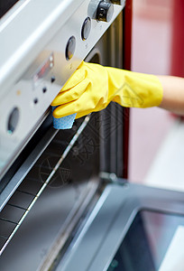 在家厨房清洁烤炉的紧闭妇女打扫家庭抹布职场女孩女性烤箱就业炊具工人图片