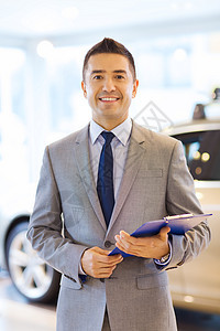 在汽车展或汽车沙龙时快乐的男人零售人士车辆推销员拉丁顾客商业发动机展示销售图片