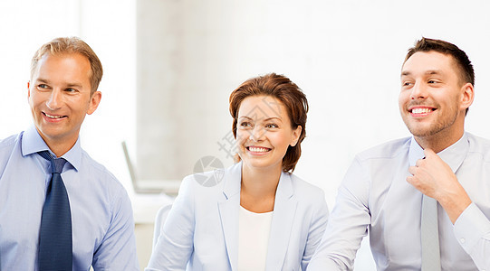 商业团队在办公室讨论某件事情工人商务合作合伙同事头脑职场男人简报微笑图片
