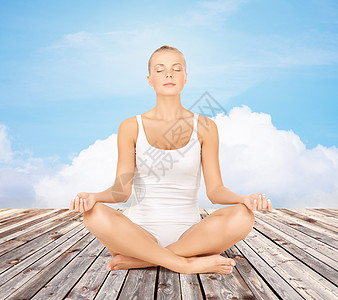 妇女以瑜伽莲露珠的姿势冥想活力平衡娱乐天空木头福利女性沉思减肥泊位图片