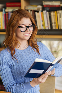 图书馆中快乐女学生阅读书快乐知识女性知识分子女士青少年教育大学考试女孩图片
