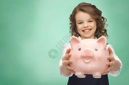 拥有小猪银行的快乐女孩女学生捐款银行业青春期投资银行经济小猪黑板课堂图片