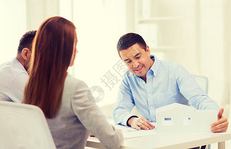 一对夫妇在办公室看房子的模范专家投资咨询家庭贷款规划师客户财产药片代理人图片