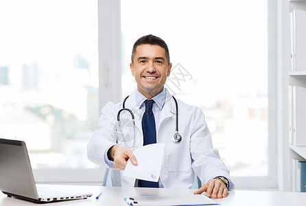 带处方和膝上型电脑的幸福医生医师医疗保险情况药品拉丁帮助卫生医院男性证书图片