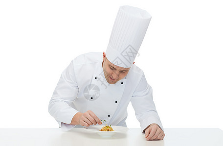 快乐的男厨师烹饪桌子装潢转矩工人男性导师美食工作厨房夹克图片