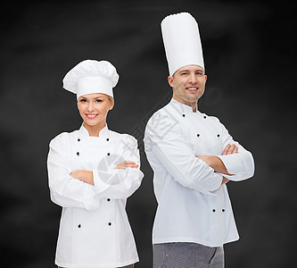快乐的男厨师用交叉手烹饪家庭导师厨房粉笔菜单边帽工人美食女士黑板图片