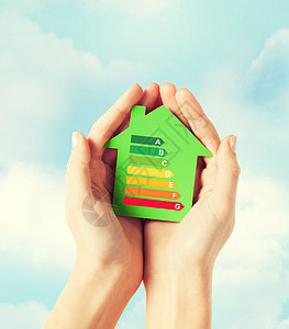 持有绿纸屋的手评分蓝色生物力量住房活力生态天空班级财产图片