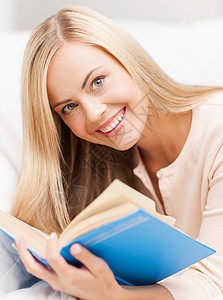 妇女阅读书家庭女孩故事主妇智慧教育房间闲暇女士学生图片