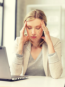 使用膝上型计算机的疲累妇女办公室头痛压力工人秘书工作桌子教育员工互联网图片