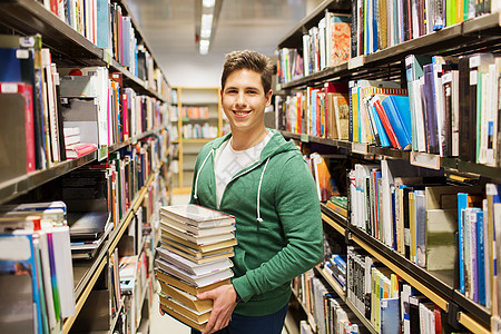 快乐学生或有图书在图书馆的人智慧知识男人学习青少年男生教育智力读者学校图片