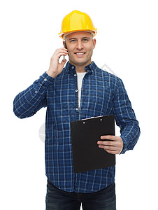 戴头盔的笑着建筑人呼用智能手机细胞安全帽电话呼唤技术承包商建设者建造修理工工作图片