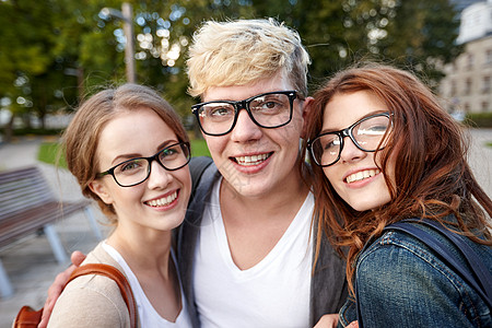 校园眼镜中快乐的少龄学生图片