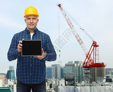 戴着平板电脑头盔戴头盔的男性微笑建筑工承包商建设者男人工人安全帽建筑建筑学职业专家建造图片