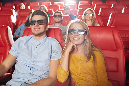 快乐的朋友在3D剧院看电影展示技术家庭微笑男朋友朋友们友谊女朋友男人复用图片