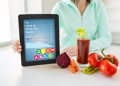 以平板电脑和蔬菜制成的近身妇女工具技术维生素保健重量生物饮食屏幕食物果汁图片
