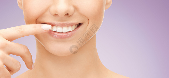紧贴着微笑的女人脸朝牙齿指着牙女性身体女孩一部分治疗紫色卫生女士手指牙科图片