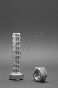 黑背景的螺栓和坚果服务材料反射商业螺纹线程工程扳手团体宏观图片