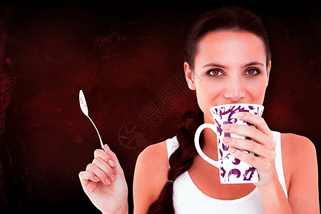 茶空间美丽的黑发美女喝茶的复合图象快乐茶匙咖啡微笑红色黑色女性热饮长发棕色背景