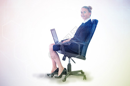 商业女商务人士用笔记本电脑坐在摇摇椅上的综合图像商务微笑数据库快乐服务器科技硬件网络套装职业图片