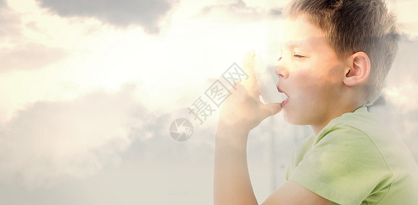 诊所使用哮喘吸入器的男孩综合图像图片