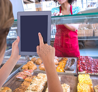 使用平板电脑Pc的妇女复合图像职员服务员编织微笑触摸屏食品服务器工人药片职业图片