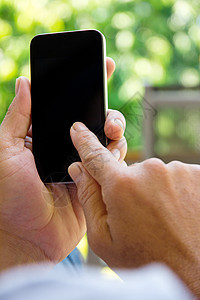 男人检查他的手机通讯网络青年文化社交互联网触摸屏男士电话商业图片