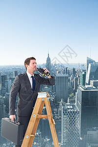商务人士仰望着梯子的复合形象公司预报职业商务商业人士天际城市动力望远镜图片