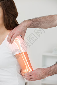 理疗师的女高血压骨医生女性锻炼辉光女士肩膀拉伸手臂上肢理疗图片