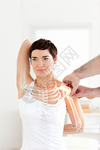 理疗师的女高血压骨女性治疗师脊椎药品拉伸锻炼病人女士辉光医疗图片