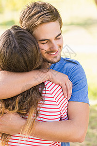 可爱的情侣在公园拥抱农村微笑快乐女士绿地感情夫妻棕色活动女性图片