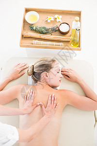 享受背按摩的妇女温泉疗法中心生活方式治疗护理水疗奢华假期美容图片