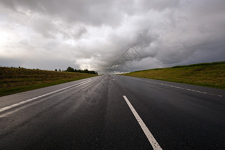 高速公路天空场景运输飓风气旋闪电沥青天气危险戏剧性图片