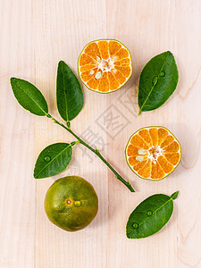 含橙色木制背景的新鲜橙子和橙黄色切片水果果汁新鲜度热带食物桌子饮食团体叶子早餐图片