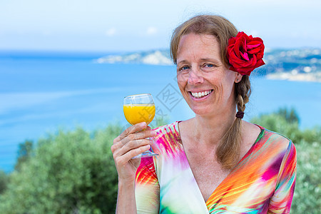 荷兰女人在海边喝着酒 红玫瑰图片
