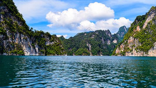 Ratchapra有岩石山的蓝蓝色清水娱乐石灰石岩石冒险冲浪旅游阳光晴天假期海景图片