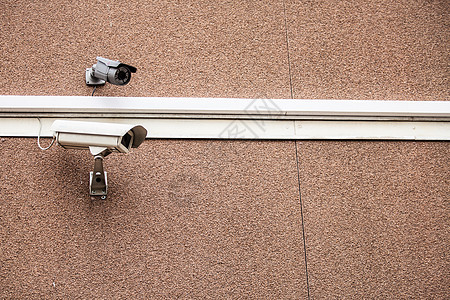 砖墙上两座安全摄像头向对面俯视监视视频警卫记录建筑城市监控建筑物监视器手表图片