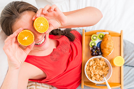连环漫画图片 一个女孩与橙子 在早餐上图片