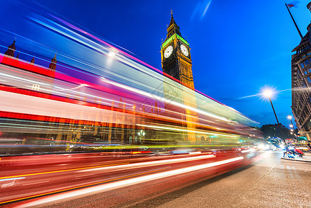 伦敦Big Ben下面的美丽巴士灯光小道图片