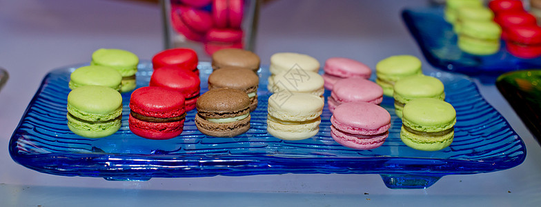 在党内显示甜美多彩的法国马卡龙饼干薄荷生日巧克力咖啡艺术食物甜点墙纸摄影图片