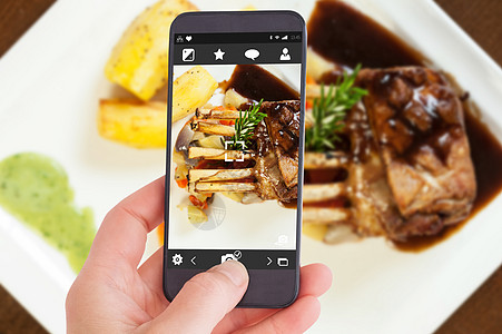 女性手握智能手机的复合图象社区羊肉美食电脑展示晚餐蔬菜技术照片烹饪图片